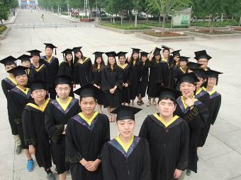 食科中英毕业照